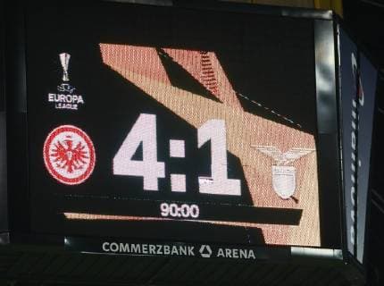 Endstand auf dem Videowürfel - 04.10.2018: Eintracht Frankfurt vs. Lazio Rom, UEFA Europa League 2. Spieltag, Commerzbank Arena, DISCLAIMER: DFL regulations prohibit any use of photographs as image sequences and or quasi-video.