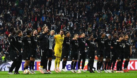 04.10.2018, xjhx, Fussball UEFA Europa League, Eintracht Frankfurt - Lazio Rom emspor, v.l. Kevin Trapp (Eintracht Frankfurt) und team jubeln jubelt nach Spielende. (DFL DFB REGULATIONS PROHIBIT ANY USE OF PHOTOGRAPHS as IMAGE SEQUENCES and or QUASI-VIDEO) Frankfurt am Main