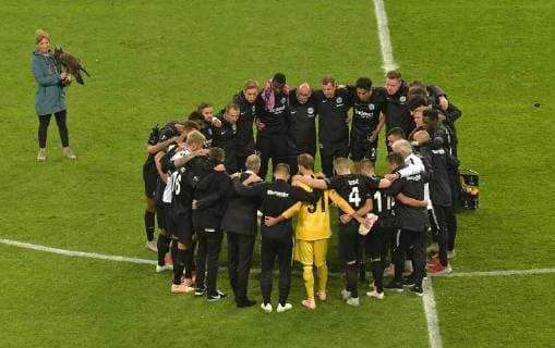 04.10.2018, xblx, Fussball UEFA Europa League, Eintracht Frankfurt - Lazio Rom emspor, v.l. Team im Kreis mit Adler Attila (DFL DFB REGULATIONS PROHIBIT ANY USE OF PHOTOGRAPHS as IMAGE SEQUENCES and or QUASI-VIDEO) Frankfurt am Main