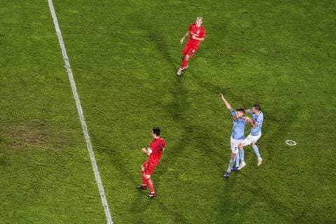 Fußball, EL, Malmö FF - Besiktas Istanbul 181004 Markus Rosenberg of Malmö FF celebrates with Arn?r Ingvi Traustason of Malmö FF after scoring the 2-0 goal from the penalty spot during the Europa League group stage match between Malmö FF and Besiktas on October 4, 2018 in Malmö. Photo: Petter Arvidson BILDBYRN kod PA 92119 Copyright: PETTERxARVIDSON BB181004PA077
