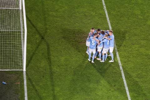 Fußball, EL, Malmö FF - Besiktas Istanbul 181004 Markus Rosenberg of Malmö FF celebrates with teammates after scoring the 2-0 goal from the penalty spot during the Europa League group stage match between Malmö FF and Besiktas on October 4, 2018 in Malmö. Photo: Petter Arvidson BILDBYRN kod PA 92119 Copyright: PETTERxARVIDSON BB181004PA080