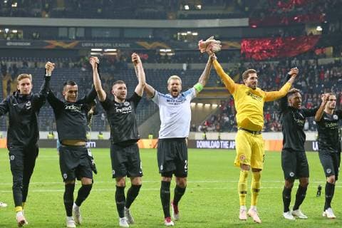 Fußball Europa League 02. Spieltag Eintracht Frankfurt - Lazio Rom am 04.10.2018 in der Commerzbank-Arena in Frankfurt Ausgelassene Freude bei Torwart Frederik Rönnow Roennow Ronnow (Frankfurt) , Filip Kostic (Frankfurt) , Ante Rebic (Frankfurt) , Marco Russ (Frankfurt) , Nelson Mandela Mbouhom (Frankfurt) , Jonathan de Guzman (Frankfurt) und Mijat Gacinovic (Frankfurt)