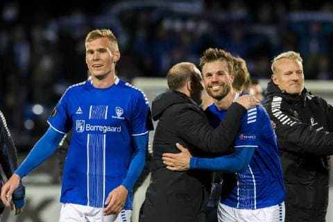 Fußball, EL, Sarpsborg 08 FF - KRC Genk 181004 Joonas Tamm, Geir Bakke, head coach of Sarpsborg 08, and Patrick Mortensen of Sarpsborg 08 celebrate after the Europa League match between Sarpsborg 08 and Genk on October 4, 2018 in Sarpsborg. Photo: Fredrik Varfjell BILDBYRAN kod FV 150147 Copyright: FREDRIKxVARFJELL BB181004FV054