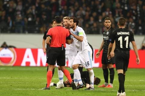 Ciro Immobile (Rom) und Marco Parolo (Rom) diskutieren mit Schiedsrichter Serdar Goezubueyuek nach der Roten Karte gegen Joaquin Correa (Rom) Eintracht Frankfurt vs Lazio Rom, Fussball, Uefa Europa League, 04.10.2018 Eintracht Frankfurt vs Lazio Rom, Fussball, Uefa Europa League, 04.10.2018 Frankfurt Copyright: xEIBNER RenexWeissx EP_RWS