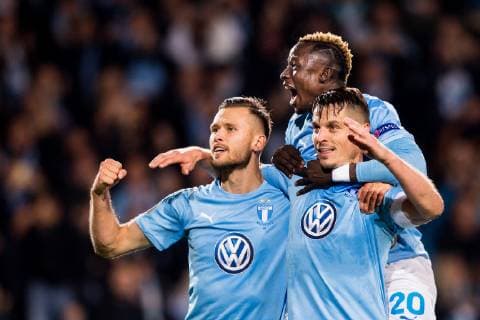 Fußball, EL, Malmö FF - Besiktas Istanbul 181004 Markus Rosenberg of Malmö FF celebrates with Arnor Ingvi Traustason and Bonke Innocent after scoring the 2-0 goal from the penalty spot during the Europa League group stage match between Malmö FF and Besiktas on October 4, 2018 in Malmö. Photo: Petter Arvidson BILDBYRAN kod PA 92119 Copyright: PETTERxARVIDSON BB181004PA113