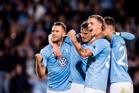 Fußball, EL, Malmö FF - Besiktas Istanbul 181004 Markus Rosenberg of Malmö FF celebrates with Arnor Ingvi Traustason and Sören Rieks after scoring the 2-0 goal from the penalty spot during the Europa League group stage match between Malmö FF and Besiktas on October 4, 2018 in Malmö. Photo: Petter Arvidson BILDBYRAN kod PA 92119 Copyright: PETTERxARVIDSON BB181004PA116