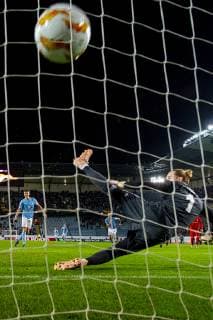 Fußball, EL, Malmö FF - Besiktas Istanbul 181004 Markus Rosenberg of Malmö FF scores 2-0 on a penalty shot behind Goalkeeper Loris Karius of Besiktas during the Europa League group stage match between Malmö FF and Besiktas on October 4, 2018 in Malmö. Photo: Ludvig Thunman BILDBYRN kod LT 35544 Copyright: LUDVIGxTHUNMAN BB181004LT115