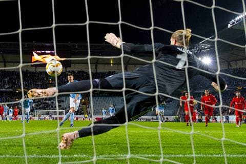 Fußball, EL, Malmö FF - Besiktas Istanbul 181004 Markus Rosenberg of Malmö FF scores 2-0 on a penalty shot behind Goalkeeper Loris Karius of Besiktas during the Europa League group stage match between Malmö FF and Besiktas on October 4, 2018 in Malmö. Photo: Ludvig Thunman BILDBYRN kod LT 35544 Copyright: LUDVIGxTHUNMAN BB181004LT116