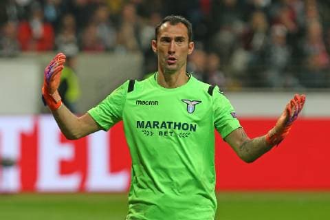 Fußball Europa League 02. Spieltag Eintracht Frankfurt - Lazio Rom am 04.10.2018 in der Commerzbank-Arena in Frankfurt Torwart Silvio Proto (Lazio) gestikuliert, er ist heute geschlagen