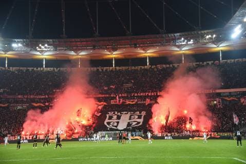 04.10.2018 GER, Frankfurt am Main, Commerzbankarena UEFA Europa League Eintracht Frankfurt (SGE) - Lazio Rom Die Frankfurter Fans Ultras von 1997 können es nicht lassen und zündeln mit Pyrotechnik, Rauchbomben, DFL regulations prohibit any use of photographs as image sequences and or quasi-video