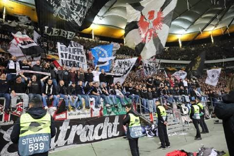 04.10.2018 GER, Frankfurt am Main, Commerzbankarena UEFA Europa League Eintracht Frankfurt (SGE) - Lazio Rom Schlussjubel bei den Eintracht Frankfurt Fans in der Kurve DFL regulations prohibit any use of photographs as image sequences and or quasi-video
