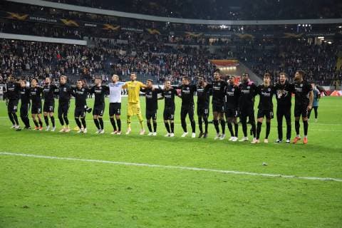 04.10.2018 GER, Frankfurt am Main, Commerzbankarena UEFA Europa League Eintracht Frankfurt (SGE) - Lazio Rom Schlussjubel der Mannschaft vor den Fans von Eintracht Frankfurt DFL regulations prohibit any use of photographs as image sequences and or quasi-video