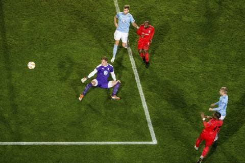 Fußball, EL, Malmö FF - Besiktas Istanbul 181005 Jeremain Marciano Lens of Besiktas with a chance against goalkeeper Johan Dahlin of Malmö FF during the Europa League group stage match between Malmö FF and Besiktas on October 5, 2018 in Malmö. Photo: Petter Arvidson BILDBYRN kod PA 92119 Copyright: PETTERxARVIDSON BB181005PA004