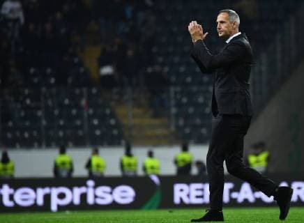 04.10.2018, xjhx, Fussball UEFA Europa League, Eintracht Frankfurt - Lazio Rom emspor, v.l. Trainer Adolf Adi Huetter (Eintracht Frankfurt) gibt Anweisungen, gestikuliert, mit den Armen gestikulieren gives instructions, gesticulate. (DFL DFB REGULATIONS PROHIBIT ANY USE OF PHOTOGRAPHS as IMAGE SEQUENCES and or QUASI-VIDEO) Frankfurt am Main