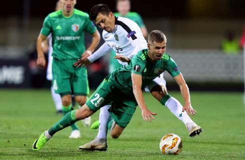 04.10.2018 Poltava(Ukraine) FC Vorskla-Sporting CP Europa League men s football Marcos Acuna(behind)Sporting CP, Dmytro Kravchenko(R) FC Vorskla :Str 