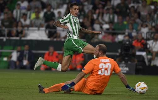 Partido de la Europa League entre el Betis y el Dudelange en el Villamarin. En la imagen, Tello logra su gol. Europa League match between Betis and Dudelange. In this picture, Tello scores his goal. 
