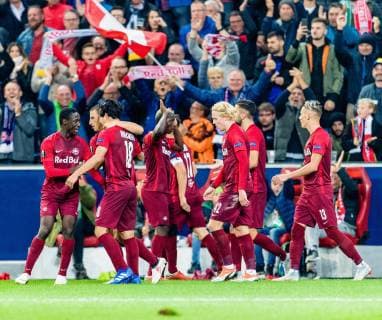 04.10.2018, Red Bull Arena, Salzburg, AUT, UEFA EL, FC Salzburg vs Celtic Glasgow, Gruppe B, im Bild Torjubel FC Salzburg zum 2:1 durch Takumi Minamino (FC Salzburg) during the UEFA Europa League Group B Match between FC Salzburg and Celtic Glasgow at the Red Bull Arena in Salzburg, Austria on 2018 10 04. Salzburg