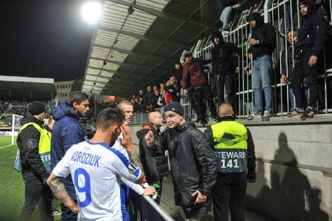 FC Dynamo Kyiv fan speaks to player Mykola Moroziuk after the UEFA Europa League soccer match between FK Jablonec and FC Dynamo Kyiv, in Jablonec nad Nisou, Czech Republic, on October 4, 2018. (CTKxPhoto RadekxPetrasek) CTKPhotoP201810041109601  CEV 13