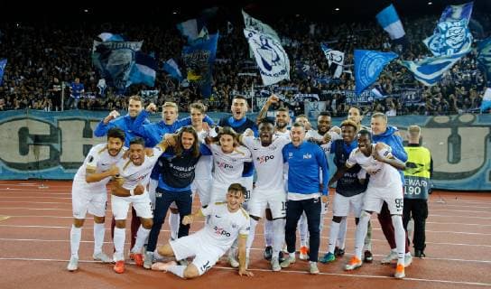 04.10.2018 Stadion Letzigrund Zürich , SCHWEIZ , Saison 2018 2019 Herren Fussball Europa League FC Zürich - Ludogorets Rasgrad Schlussjubel vor der Südkurve ua. mit Roberto Rodriguez , Adrian Winter , Kevin Rüegg , Alain Nef , Yanick Brecher , Hekuran Kryeziu , Stephen Odey , Andreas Maxso , Victor Palsson , Toni Domgjoni , Umaru Bangura , Benjamin Kololli , Maren Haile -Selassie , Andris Vanins , Marco Schönbächler , Assan Ceesay und Mirlin Kryeziu .