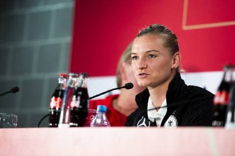 GER, DFB Frauen, Abschluss-Pressekonferenz, 05.10.2018, Stadion Essen, Essen, GER, DFB Frauen, Abschluss-Pressekonferenz, , DFB REGULATIONS PROHIBIT ANY USE OF PHOTOGRAPHS AS IMAGE SEQUENCES AND OR QUASI-VIDEO im Bild picture shows: Alexandra Popp (DFB Frauen 11) während der Abschluss-Pressekonferenz im Stadion Essen,