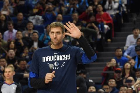 Sport Bilder des Tages Dirk Nowitzki of Dallas Mavericks waves to spectators before the Shanghai match of the NBA Basketball Herren USA China Games between Dallas Mavericks and Philadelphia 76ers in Shanghai, China, 5 October 2018. 76ers, Mavericks fight for NBA China Games in Shanghai  20181005_53978