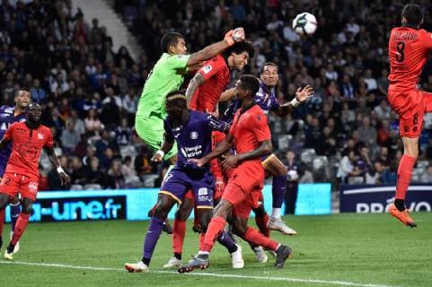 Sortie Walter Benitez (ogc) FOOTBALL : Toulouse vs Nice - 9eme Journee de L1 - Toulouse - 05 10 2018 ThierryBreton Panoramic 