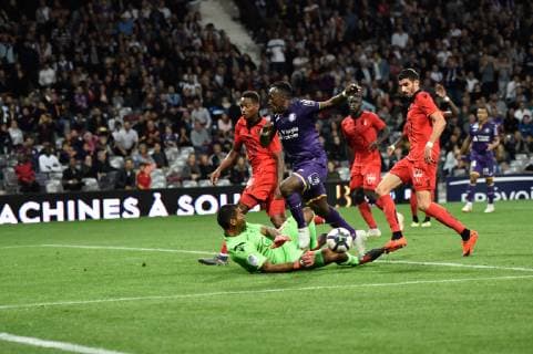 Sortie Walter Benitez (ogc) vs Firmin Ndombe (tfc) FOOTBALL : Toulouse vs Nice - 9eme Journee de L1 - Toulouse - 05 10 2018 ThierryBreton Panoramic 