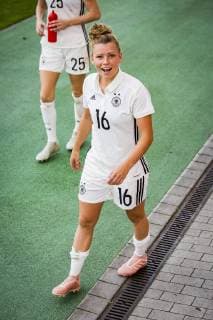GER, DFB, Länderspiel, Freundschaftsspiel 06.10.2018, Stadion Essen, Essen, GER, DFB, Länderspiel, Freundschaftsspiel , DFB REGULATIONS PROHIBIT ANY USE OF PHOTOGRAPHS AS IMAGE SEQUENCES AND OR QUASI-VIDEO im Bild picture shows: Linda Dallmann (DFB Frauen 16) nach dem Spiel,