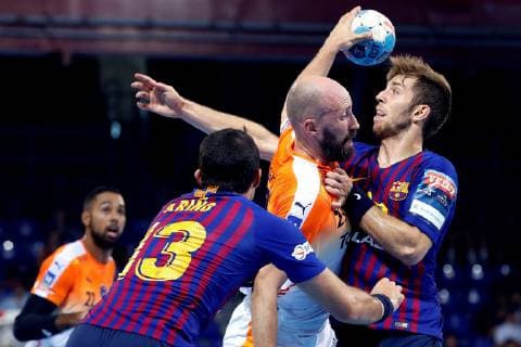 Barcelona Lassa s Aitor Arino (L) and Aleix Gomez (R) in action against Montpellier HB s Theophile Causse (C) during a Champions League handball match at the Palau Blaugrana facilities, Barcelona, north eastern Spain, 06 October 2018. Barça Lassa vs Montpellier !ACHTUNG: NUR REDAKTIONELLE NUTZUNG!  Copyright: xALBERTOxESTEVEZx GRAF1124 20181006-636744464061203617