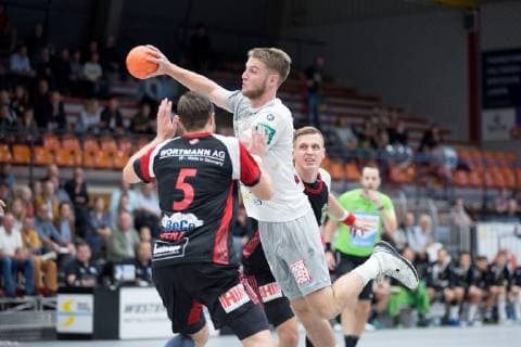 Luebbecke, Deutschland 06.10.2018: 2. HBL - 2018 2019 - TuS-N-Luebbecke vs. HC Elbflorenz Dresden (L-R) Jo Gerrit Genz (Luebbecke), Nils Kretschmer (Elbflorenz) Luebbecke Nordrhein-Westfalen Deutschland Merkur Arena