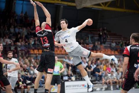 Luebbecke, Deutschland 06.10.2018: 2. HBL - 2018 2019 - TuS-N-Luebbecke vs. HC Elbflorenz Dresden (L-R) Marko Bagaric (Luebbecke), Gabor Pulay (Elbflorenz) Luebbecke Nordrhein-Westfalen Deutschland Merkur Arena