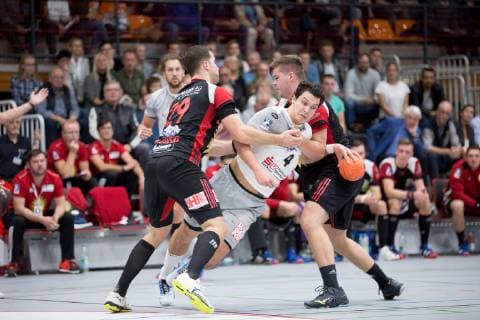 Luebbecke, Deutschland 06.10.2018: 2. HBL - 2018 2019 - TuS-N-Luebbecke vs. HC Elbflorenz Dresden (L-R) Marian Orlowski (Luebbecke), Gabor Pulay (Elbflorenz), Moritz Schade (Luebbecke) Luebbecke Nordrhein-Westfalen Deutschland Merkur Arena