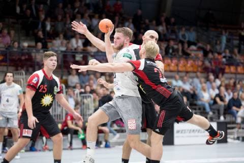 Luebbecke, Deutschland 06.10.2018: 2. HBL - 2018 2019 - TuS-N-Luebbecke vs. HC Elbflorenz Dresden (L-R) Nils Kretschmer (Elbflorenz), Dener Jaanimaa (Luebbecke) Luebbecke Nordrhein-Westfalen Deutschland Merkur Arena