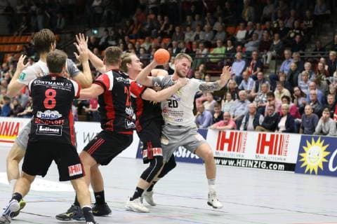 Nils Kretschmer (HC Elbflorenz Dresden 20) gegen Valentin Spohn (TuS N-Luebbecke 23)(links), vorne Norman Floedl (HC Elbflorenz Dresden 17) zwischen Jens Bechtloff (TuS N-Luebbecke 8)(vorne) und Moritz Schade (TuS N-Luebbecke 25)(mitte), TuS N-Luebbecke vs HC Elbflorenz Dresden, Handball, 2. Bundesliga, 06.10.2018, TuS N-Luebbecke vs HC Elbflorenz Dresden, Handball, 2. Bundesliga, 06.10.2018 Luebbecke Copyright: xEIBNER JanxStrohdiekx EP_JSK
