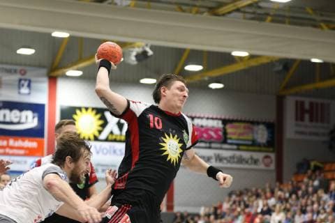 Lukasz Gierak (TuS N-Luebbecke 10) setzt sich gegen Norman Floedl (HC Elbflorenz Dresden 17)(links) durch, TuS N-Luebbecke vs HC Elbflorenz Dresden, Handball, 2. Bundesliga, 06.10.2018, TuS N-Luebbecke vs HC Elbflorenz Dresden, Handball, 2. Bundesliga, 06.10.2018 Luebbecke Copyright: xEIBNER PeterxFranzx EP_PFZ