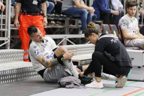 Roman Becvar (HC Elbflorenz Dresden 33) wird versorgt, TuS N-Luebbecke vs HC Elbflorenz Dresden, Handball, 2. Bundesliga, 06.10.2018, TuS N-Luebbecke vs HC Elbflorenz Dresden, Handball, 2. Bundesliga, 06.10.2018 Luebbecke Copyright: xEIBNER JanxStrohdiekx EP_JSK