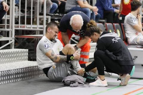 Roman Becvar (HC Elbflorenz Dresden 33) wird versorgt, TuS N-Luebbecke vs HC Elbflorenz Dresden, Handball, 2. Bundesliga, 06.10.2018, TuS N-Luebbecke vs HC Elbflorenz Dresden, Handball, 2. Bundesliga, 06.10.2018 Luebbecke Copyright: xEIBNER JanxStrohdiekx EP_JSK