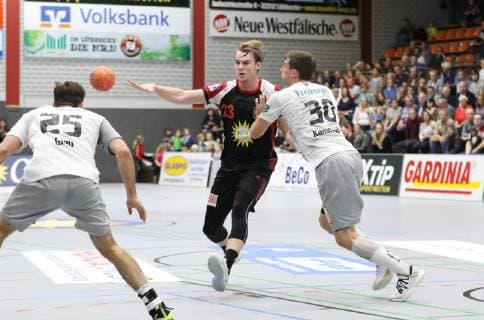 Valentin Spohn (TuS N-Luebbecke 23) gegen Adrian Kammlodt (HC Elbflorenz Dresden 30)(rechts) und Sebastian Gress (HC Elbflorenz Dresden 25)(links) , TuS N-Luebbecke vs HC Elbflorenz Dresden, Handball, 2. Bundesliga, 06.10.2018, TuS N-Luebbecke vs HC Elbflorenz Dresden, Handball, 2. Bundesliga, 06.10.2018 Luebbecke Copyright: xEIBNER JanxStrohdiekx EP_JSK