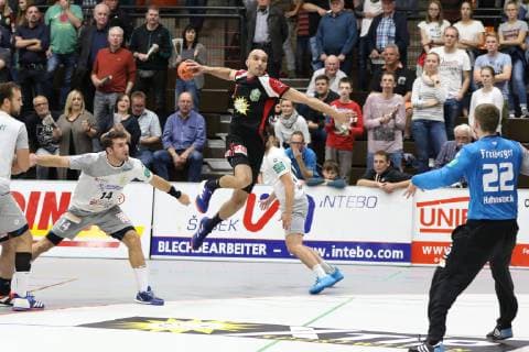 Marko Bagaric (TuS N-Luebbecke 13) frei vorm Tor gegen Mario Huhnstock (HC Elbflorenz Dresden 22)(rechts) , TuS N-Luebbecke vs HC Elbflorenz Dresden, Handball, 2. Bundesliga, 06.10.2018, TuS N-Luebbecke vs HC Elbflorenz Dresden, Handball, 2. Bundesliga, 06.10.2018 Luebbecke Copyright: xEIBNER JanxStrohdiekx EP_JSK
