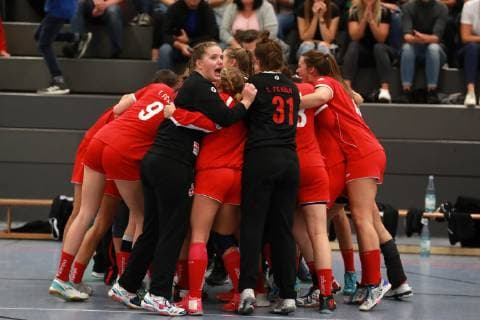 1.FC Köln vs. BV Garrel Handball Damen 3.Bundesliga West vorne von links: Sophia Sabrina Kochs (1.FC Köln), Julie Baerthels (1.FC Köln) 06.10.2018