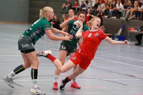 1.FC Köln vs. BV Garrel Handball Damen 3.Bundesliga West von links: Sarah Weiland (BV), Hanna Wagner (1.FC Köln) 06.10.2018