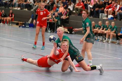 1.FC Köln vs. BV Garrel Handball Damen 3.Bundesliga West von rechts: Sarah Weiland (BV), Hanna Wagner (1.FC Köln) 06.10.2018