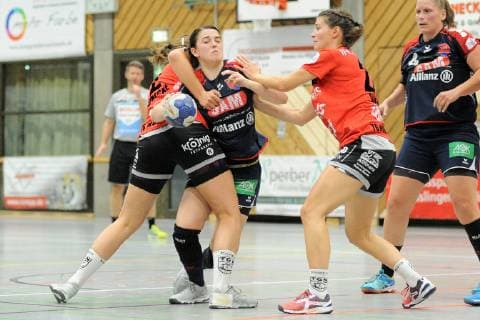 Lea Neubrander (SG H2Ku Herrenberg Kuties 18) gegen Denise Kunick (TG Nuertingen 2) und Julia Bauer (TG Nuertingen 22) Handball, DHB, Pokal, 2.Runde, 06.10.2018, Foto:TBaur Eibner TG Nuertingen vs. SG SG H2Ku Herrenberg Kuties Nuertingen Copyright: xEIBNER TobiasxBaurx EP_TBR