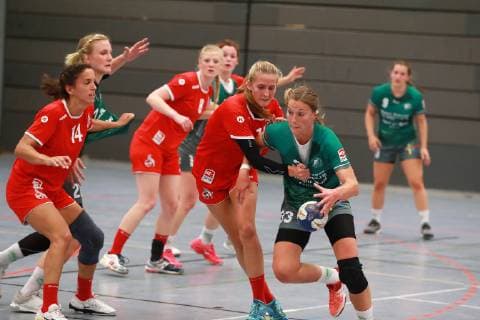 1.FC Köln vs. BV Garrel Handball Damen 3.Bundesliga West von rechts: Leonie Schulte (BV), Lisa Schmidt (1.FC Köln) 06.10.2018