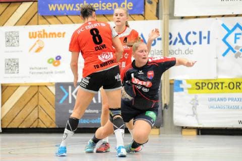 Katrin Schroeder (SG H2Ku Herrenberg Kuties 4) gegen Delia Cleve (TG Nuertingen 8) Handball, DHB, Pokal, 2.Runde, 06.10.2018, Foto:TBaur Eibner TG Nuertingen vs. SG SG H2Ku Herrenberg Kuties Nuertingen Copyright: xEIBNER TobiasxBaurx EP_TBR