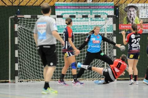 Dora Elbert (SG H2Ku Herrenberg Kuties 16) im Tor gegen Delia Cleve (TG Nuertingen 8) Handball, DHB, Pokal, 2.Runde, 06.10.2018, Foto:TBaur Eibner TG Nuertingen vs. SG SG H2Ku Herrenberg Kuties Nuertingen Copyright: xEIBNER TobiasxBaurx EP_TBR