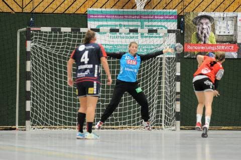 Dora Elbert (SG H2Ku Herrenberg Kuties 16) im Tor gegen Nina Fischer (TG Nuertingen 4) Handball, DHB, Pokal, 2.Runde, 06.10.2018, Foto:TBaur Eibner TG Nuertingen vs. SG SG H2Ku Herrenberg Kuties Nuertingen Copyright: xEIBNER TobiasxBaurx EP_TBR