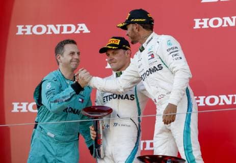 Motorsports: FIA Formula One World Championship WM Weltmeisterschaft 2018, Grand Prix of Japan, World Championship 2018 Grand Prix Japan Matt Deane (Chefmechaniker) 77 Valtteri Bottas (FIN, Mercedes AMG Petronas), 44 Lewis Hamilton (GBR, Mercedes AMG Petronas F1 Team), Suzuka Japan