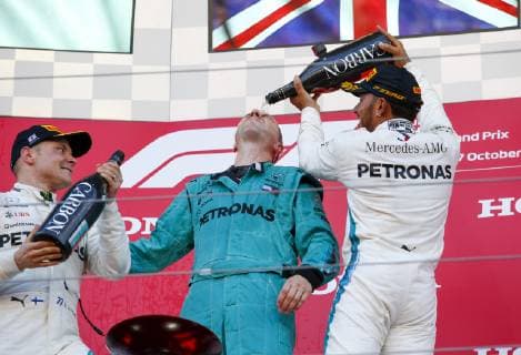 Motorsports: FIA Formula One World Championship WM Weltmeisterschaft 2018, Grand Prix of Japan, World Championship 2018 Grand Prix Japan 77 Valtteri Bottas (FIN, Mercedes AMG Petronas), 44 Lewis Hamilton (GBR, Mercedes AMG Petronas F1 Team), Matt Deane (Chefmechaniker) Suzuka Japan