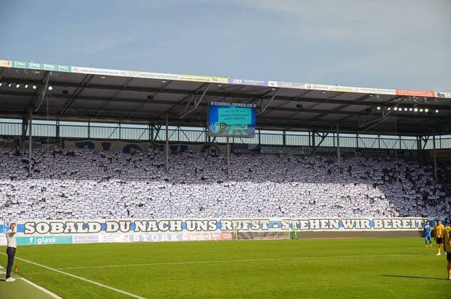 Fußball, Stadiongeschichte 1. FC Magdeburg Choreographie im Magdeburger Block U : SOBALD DU NACH UNS RUFST - STEHEN WIR BEREIT! ; 1. FC Magdeburg - SG Dynamo Dresden; Fußball; 2. Liga; Saison 2018 2019; 09. Spieltag; MDCC-Arena; Magdeburg; 06. Oktober 2018;